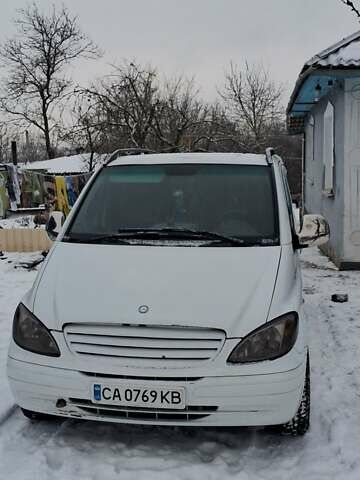 Белый Мерседес Вито, объемом двигателя 2.15 л и пробегом 398 тыс. км за 9300 $, фото 1 на Automoto.ua