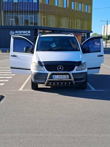 Белый Мерседес Вито, объемом двигателя 2.15 л и пробегом 407 тыс. км за 9000 $, фото 1 на Automoto.ua