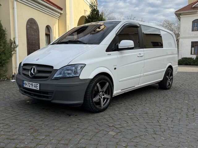 Белый Мерседес Вито, объемом двигателя 2.1 л и пробегом 300 тыс. км за 11000 $, фото 1 на Automoto.ua