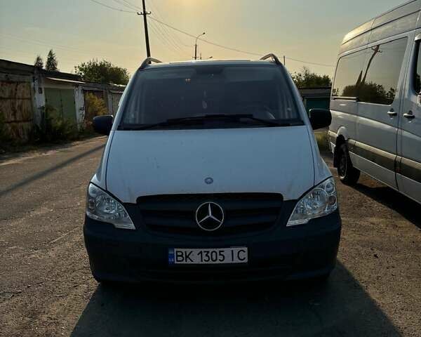 Белый Мерседес Вито, объемом двигателя 2.14 л и пробегом 208 тыс. км за 12000 $, фото 1 на Automoto.ua
