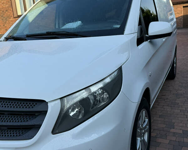 Белый Мерседес Вито, объемом двигателя 2.1 л и пробегом 350 тыс. км за 17777 $, фото 1 на Automoto.ua