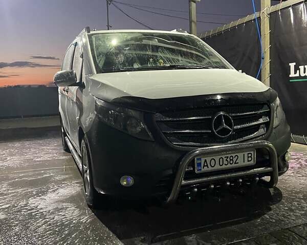 Белый Мерседес Вито, объемом двигателя 1.6 л и пробегом 320 тыс. км за 17000 $, фото 1 на Automoto.ua