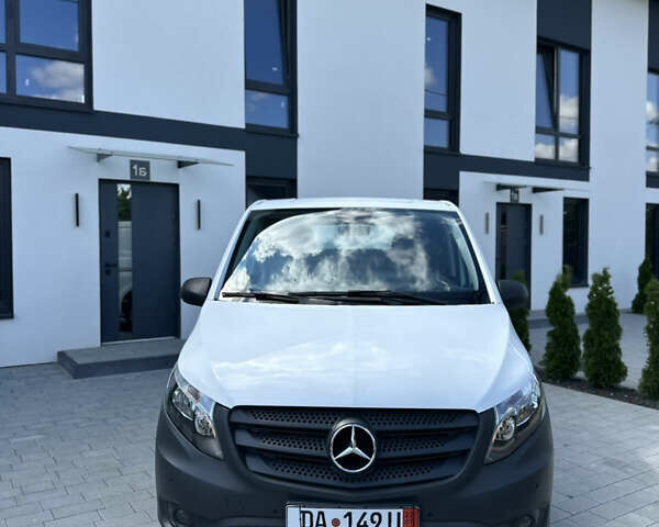 Белый Мерседес Вито, объемом двигателя 2.2 л и пробегом 180 тыс. км за 21499 $, фото 1 на Automoto.ua