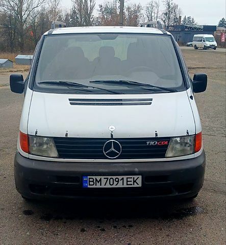 Белый Мерседес Вито, объемом двигателя 2.2 л и пробегом 300 тыс. км за 3000 $, фото 1 на Automoto.ua