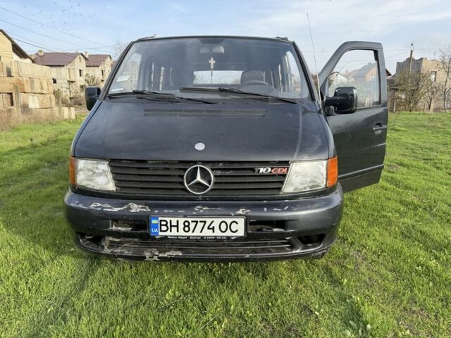 Черный Мерседес Вито, объемом двигателя 2.2 л и пробегом 320 тыс. км за 4200 $, фото 1 на Automoto.ua