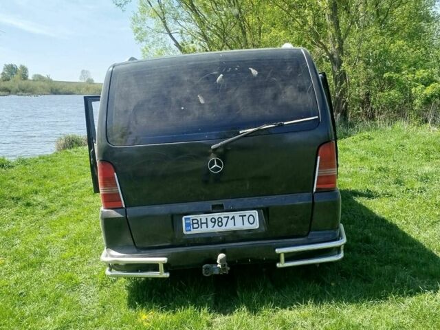 Черный Мерседес Вито, объемом двигателя 2.2 л и пробегом 350 тыс. км за 4000 $, фото 1 на Automoto.ua