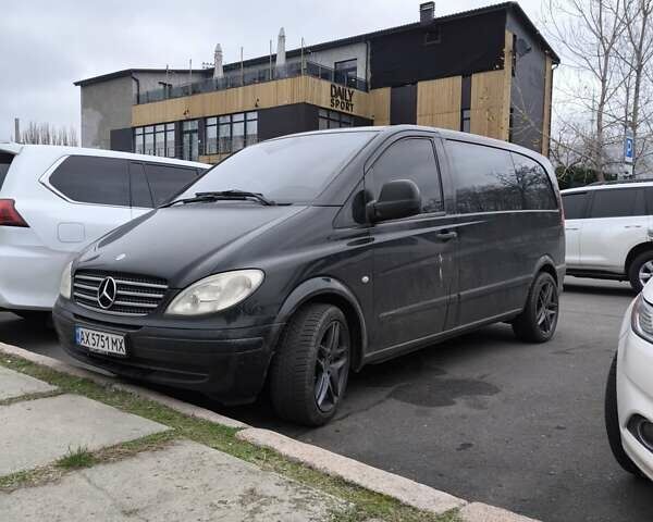 Черный Мерседес Вито, объемом двигателя 2.15 л и пробегом 300 тыс. км за 12000 $, фото 1 на Automoto.ua