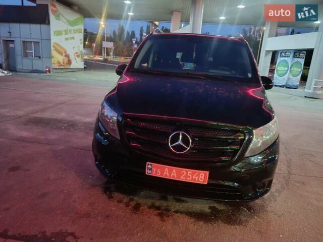 Черный Мерседес Вито, объемом двигателя 2.2 л и пробегом 330 тыс. км за 18000 $, фото 1 на Automoto.ua