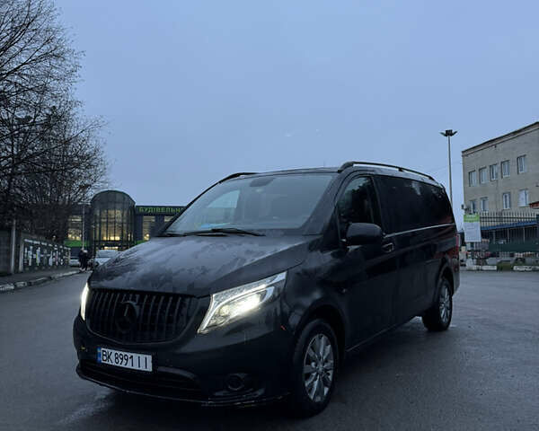 Черный Мерседес Вито, объемом двигателя 2.14 л и пробегом 480 тыс. км за 16500 $, фото 1 на Automoto.ua