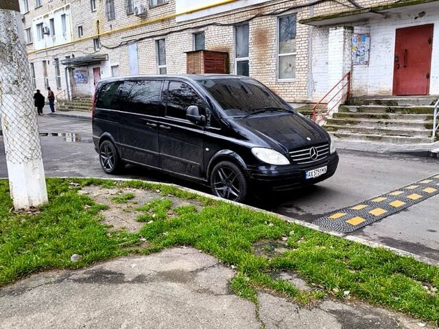 Черный Мерседес Вито, объемом двигателя 3 л и пробегом 300 тыс. км за 12000 $, фото 1 на Automoto.ua