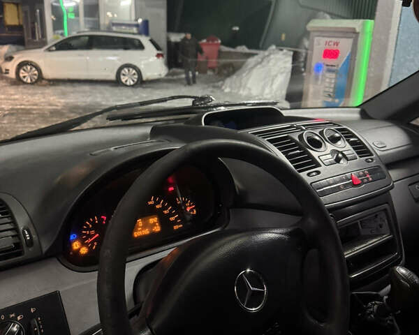 Фиолетовый Мерседес Вито, объемом двигателя 2.15 л и пробегом 655 тыс. км за 4300 $, фото 1 на Automoto.ua