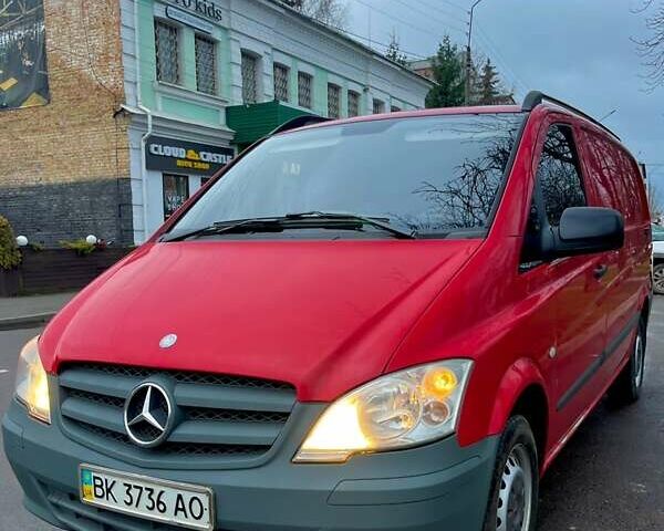 Красный Мерседес Вито, объемом двигателя 2.14 л и пробегом 229 тыс. км за 10500 $, фото 1 на Automoto.ua