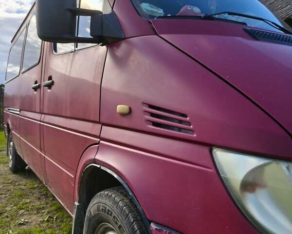 Красный Мерседес Вито, объемом двигателя 2.1 л и пробегом 200 тыс. км за 6900 $, фото 1 на Automoto.ua