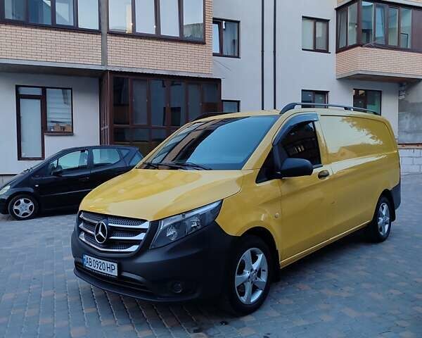 Желтый Мерседес Вито, объемом двигателя 2.14 л и пробегом 396 тыс. км за 15700 $, фото 1 на Automoto.ua