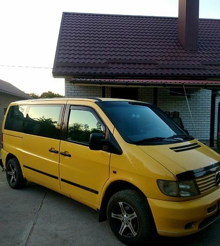 Жовтий Мерседес Віто, об'ємом двигуна 2 л та пробігом 330 тис. км за 4500 $, фото 1 на Automoto.ua