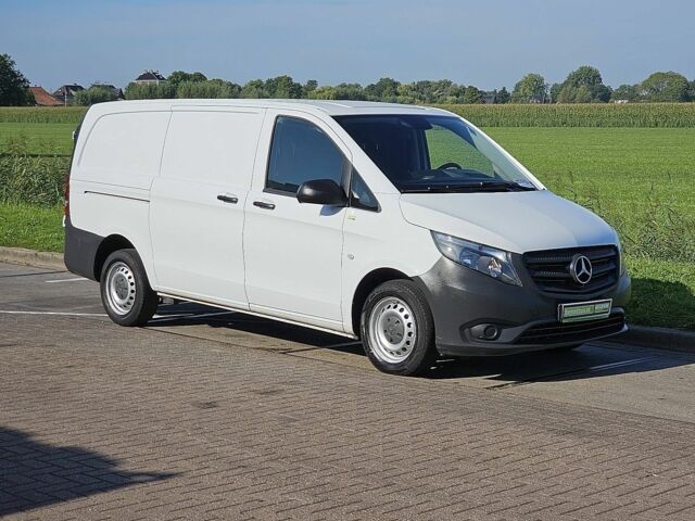 Желтый Мерседес Вито, объемом двигателя 1.6 л и пробегом 450 тыс. км за 4600 $, фото 1 на Automoto.ua