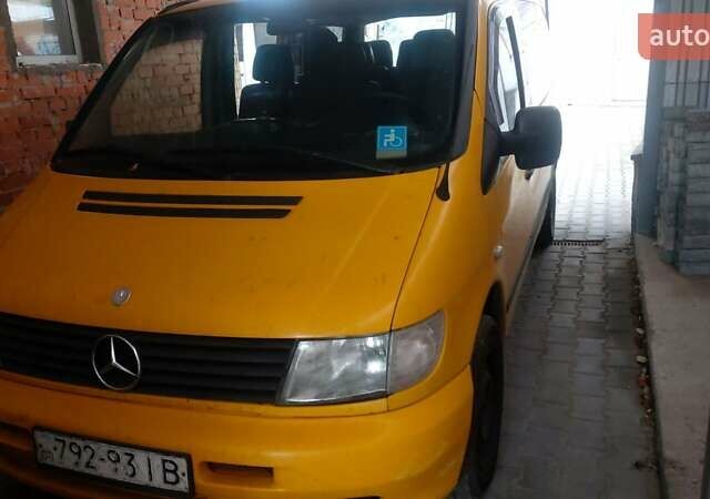 Желтый Мерседес Вито, объемом двигателя 2.2 л и пробегом 300 тыс. км за 3000 $, фото 1 на Automoto.ua