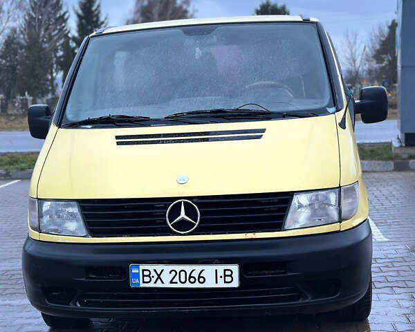Желтый Мерседес Вито, объемом двигателя 2.15 л и пробегом 586 тыс. км за 3100 $, фото 1 на Automoto.ua