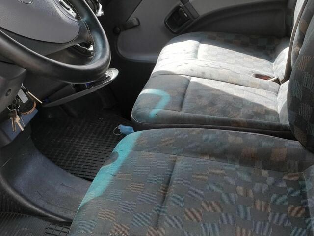 Желтый Мерседес Вито, объемом двигателя 2.2 л и пробегом 342 тыс. км за 4300 $, фото 1 на Automoto.ua