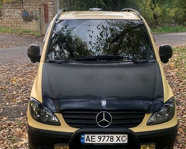Желтый Мерседес Вито, объемом двигателя 2.2 л и пробегом 450 тыс. км за 8000 $, фото 1 на Automoto.ua