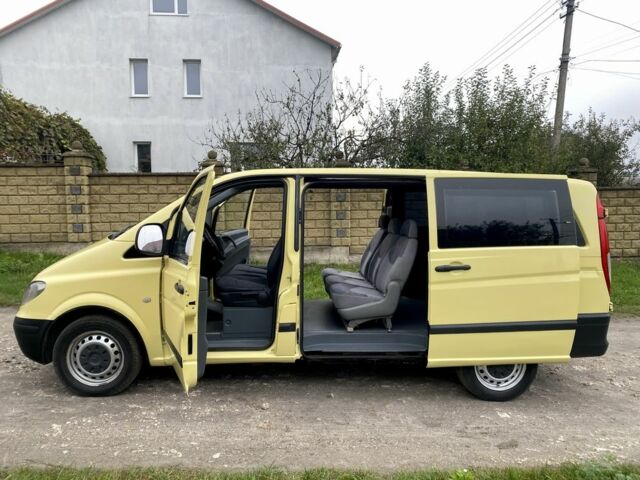 Желтый Мерседес Вито, объемом двигателя 2.2 л и пробегом 510 тыс. км за 5999 $, фото 1 на Automoto.ua