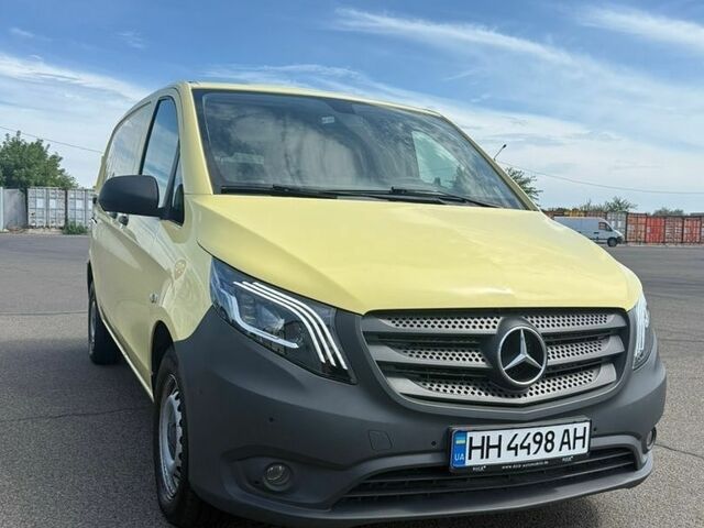 Жовтий Мерседес Віто, об'ємом двигуна 2.1 л та пробігом 243 тис. км за 16800 $, фото 1 на Automoto.ua