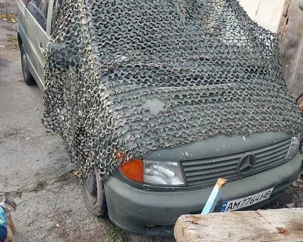 Серый Мерседес Вито, объемом двигателя 2.15 л и пробегом 500 тыс. км за 2600 $, фото 1 на Automoto.ua