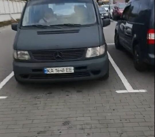 Серый Мерседес Вито, объемом двигателя 2.1 л и пробегом 490 тыс. км за 4500 $, фото 1 на Automoto.ua