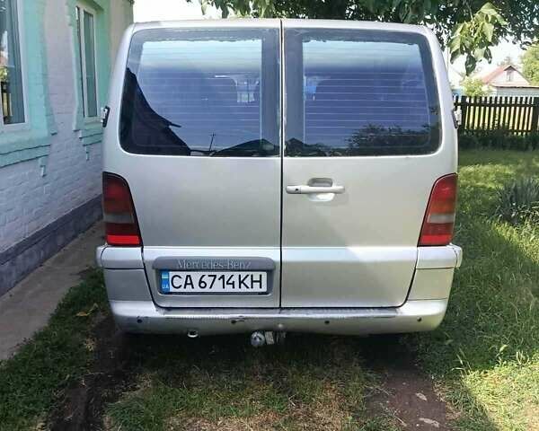 Серый Мерседес Вито, объемом двигателя 2.2 л и пробегом 350 тыс. км за 4700 $, фото 1 на Automoto.ua