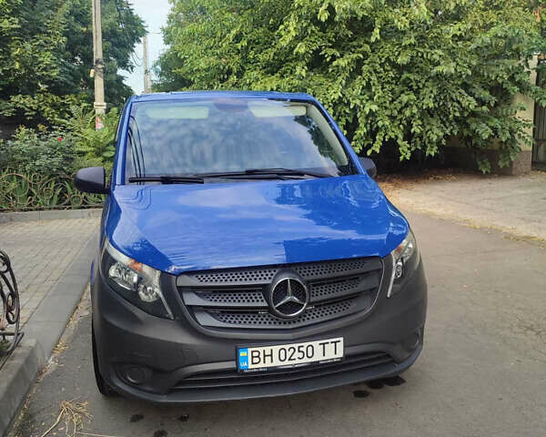 Синий Мерседес Вито, объемом двигателя 2.2 л и пробегом 295 тыс. км за 18000 $, фото 1 на Automoto.ua