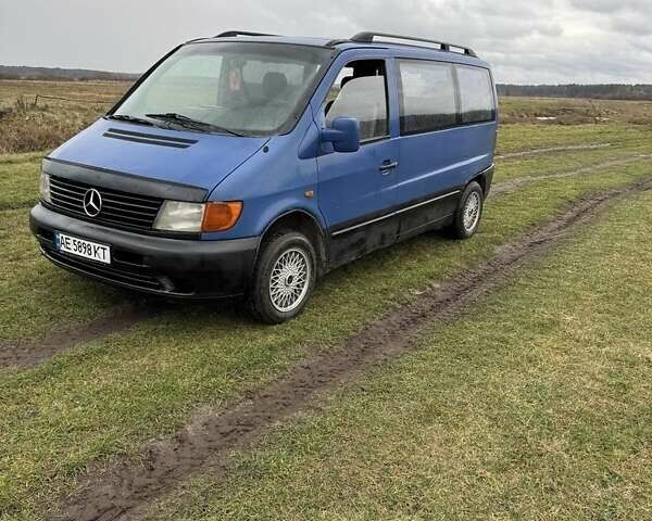 Синий Мерседес Вито, объемом двигателя 2.1 л и пробегом 400 тыс. км за 2000 $, фото 1 на Automoto.ua