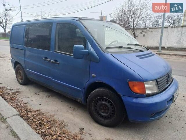Синий Мерседес Вито, объемом двигателя 2.2 л и пробегом 350 тыс. км за 2000 $, фото 1 на Automoto.ua