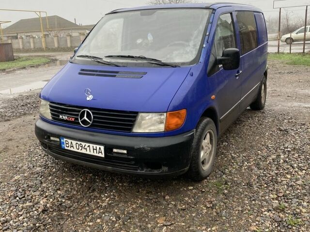 Синий Мерседес Вито, объемом двигателя 2.1 л и пробегом 230 тыс. км за 2700 $, фото 1 на Automoto.ua