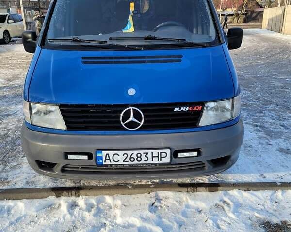 Синий Мерседес Вито, объемом двигателя 2.15 л и пробегом 300 тыс. км за 4000 $, фото 1 на Automoto.ua
