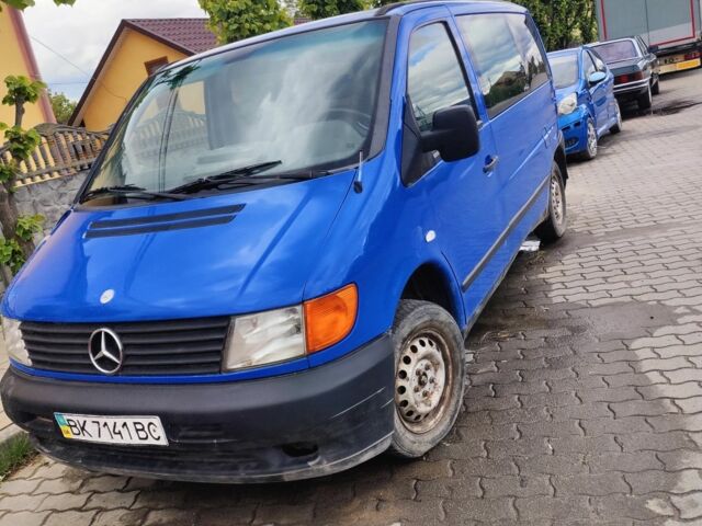 Синий Мерседес Вито, объемом двигателя 2.2 л и пробегом 300 тыс. км за 1600 $, фото 1 на Automoto.ua