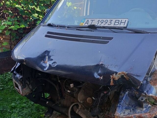Синий Мерседес Вито, объемом двигателя 2.15 л и пробегом 380 тыс. км за 2800 $, фото 1 на Automoto.ua