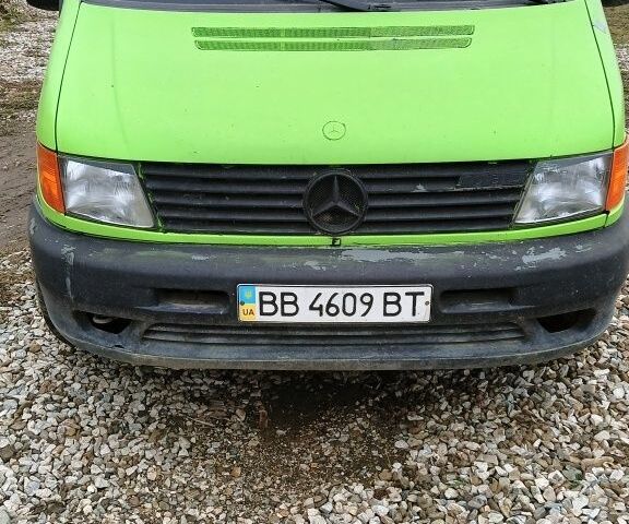 Зеленый Мерседес Вито, объемом двигателя 2.3 л и пробегом 300 тыс. км за 2200 $, фото 1 на Automoto.ua