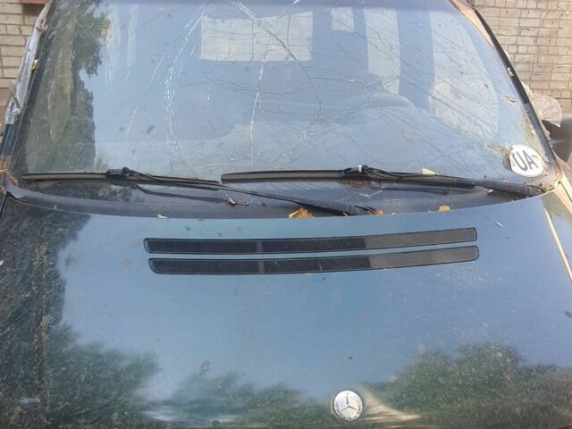 Зеленый Мерседес Вито, объемом двигателя 2.2 л и пробегом 420 тыс. км за 2427 $, фото 1 на Automoto.ua