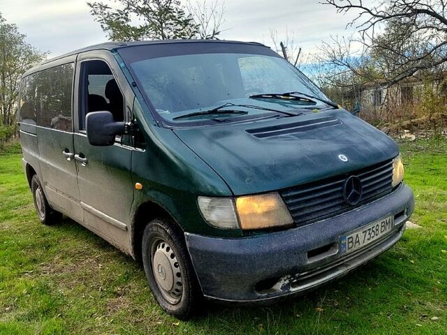 Зеленый Мерседес Вито, объемом двигателя 2.3 л и пробегом 300 тыс. км за 3200 $, фото 1 на Automoto.ua