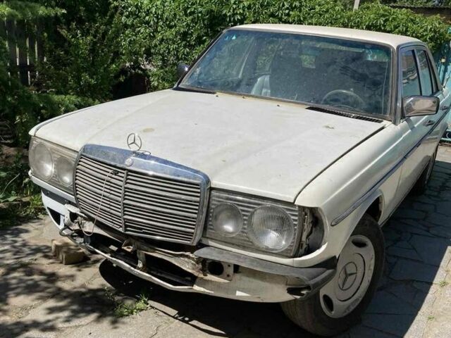 Белый Мерседес В123, объемом двигателя 2 л и пробегом 111 тыс. км за 1000 $, фото 1 на Automoto.ua