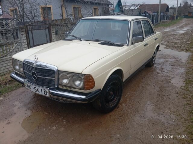 Білий Мерседес В123, об'ємом двигуна 2 л та пробігом 390 тис. км за 1600 $, фото 1 на Automoto.ua