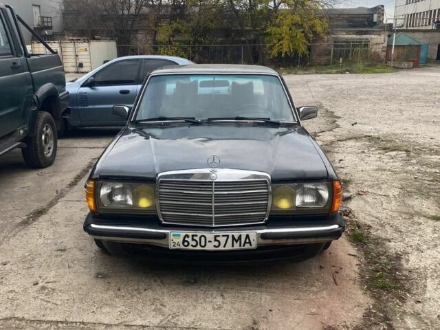 Черный Мерседес В123, объемом двигателя 2.5 л и пробегом 300 тыс. км за 999 $, фото 1 на Automoto.ua