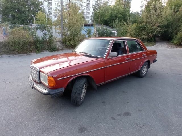 Красный Мерседес В123, объемом двигателя 3 л и пробегом 333 тыс. км за 950 $, фото 1 на Automoto.ua