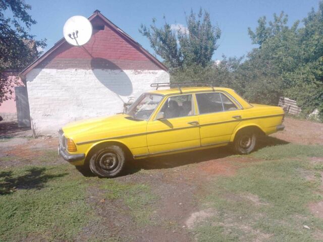 Желтый Мерседес В123, объемом двигателя 2 л и пробегом 300 тыс. км за 1000 $, фото 1 на Automoto.ua