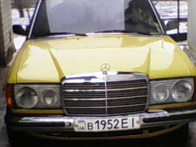 Жовтий Мерседес В123, об'ємом двигуна 2 л та пробігом 50 тис. км за 2000 $, фото 1 на Automoto.ua