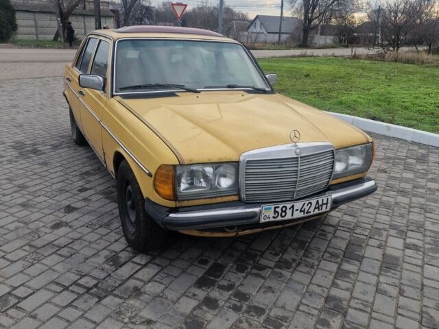 Желтый Мерседес В123, объемом двигателя 2.4 л и пробегом 400 тыс. км за 1350 $, фото 1 на Automoto.ua