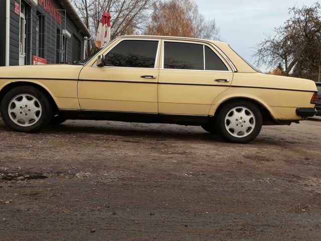 Желтый Мерседес В123, объемом двигателя 3 л и пробегом 382 тыс. км за 1909 $, фото 1 на Automoto.ua