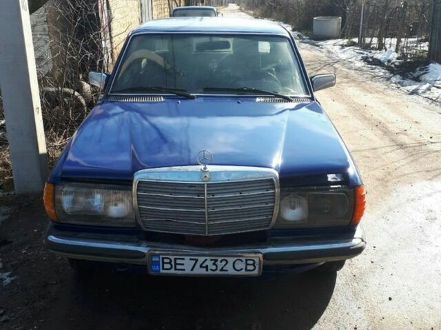 Синий Мерседес В123, объемом двигателя 2.2 л и пробегом 350 тыс. км за 950 $, фото 1 на Automoto.ua