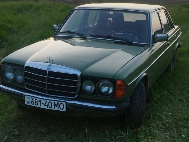 Зелений Мерседес В123, об'ємом двигуна 2 л та пробігом 400 тис. км за 1100 $, фото 1 на Automoto.ua