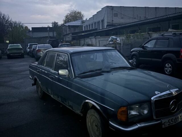 Зелений Мерседес В123, об'ємом двигуна 3 л та пробігом 300 тис. км за 600 $, фото 1 на Automoto.ua